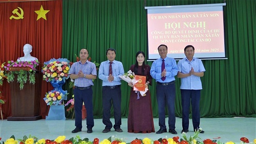Hội nghị công bố Quyết định của UBND xã Tây Sơn về công tác cán bộ